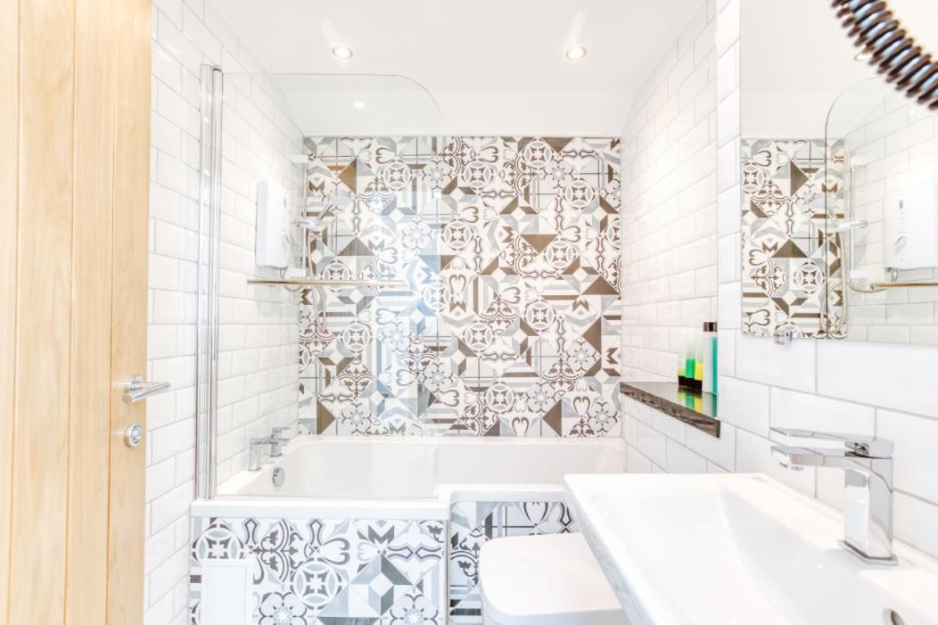 Central Bright 3 Bed Flat With Pool & Parking EDI Eksteriør billede